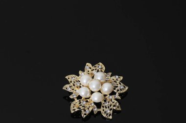 Altın çiçekli ve incili broş.