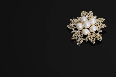 Altın çiçekli ve incili broş.