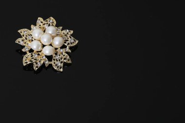 Altın çiçekli ve incili broş.