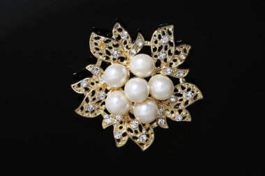 Altın çiçekli ve incili broş.