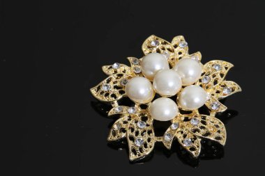 Altın çiçekli ve incili broş.