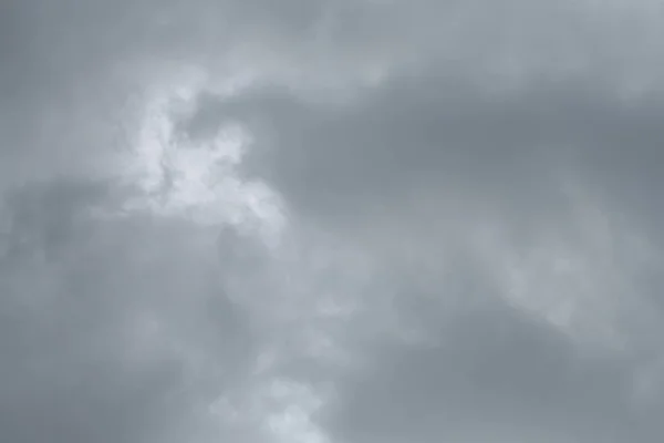 Nuvem chuvosa (ou chuva), fundo de cor cinza — Fotografia de Stock