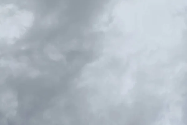 Sateinen (tai sateinen) pilvi, harmaa tausta — kuvapankkivalokuva