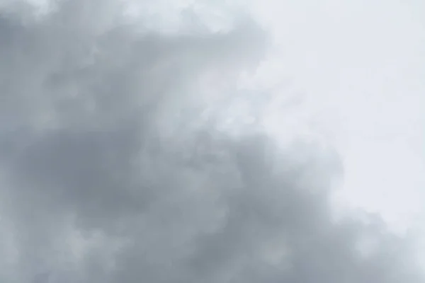 Sateinen (tai sateinen) pilvi, harmaa tausta — kuvapankkivalokuva