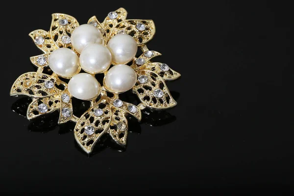 Broche con flores de oro y perla —  Fotos de Stock