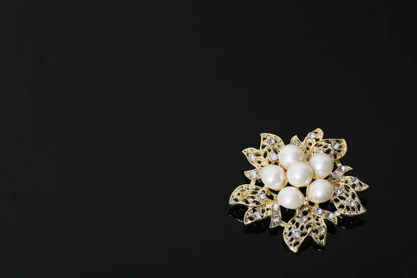 Brooch with gold flowers and pearl — 스톡 사진