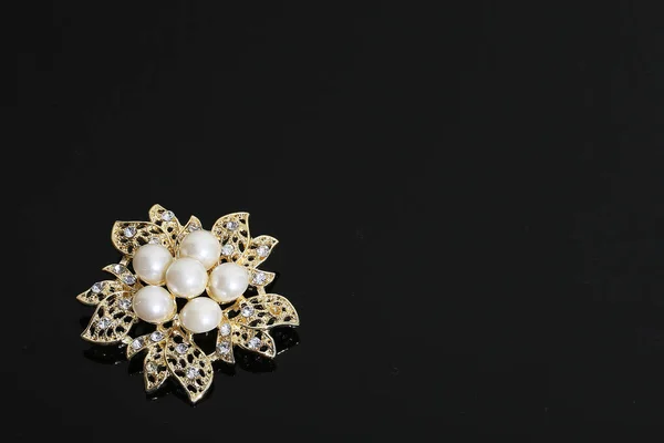 Brooch with gold flowers and pearl — 스톡 사진