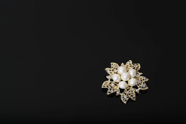 Brooch with gold flowers and pearl — Stock Photo, Image