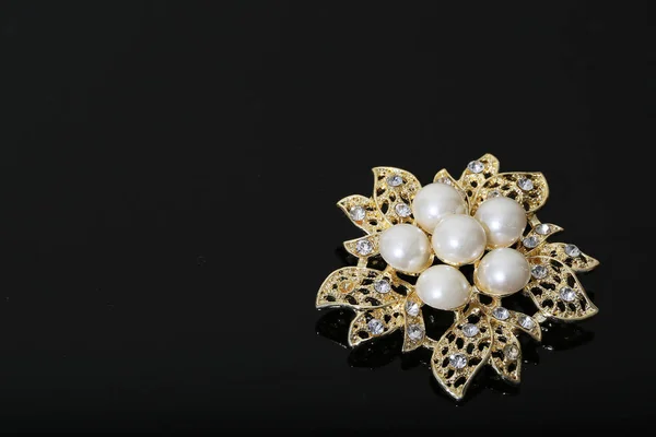 Brooch with gold flowers and pearl — ストック写真