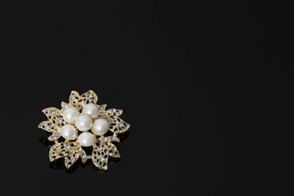 Broche con flores de oro y perla —  Fotos de Stock