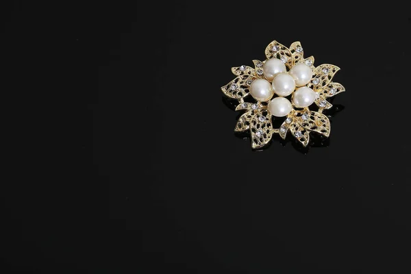 Brož se zlatými květy a perlou — Stock fotografie