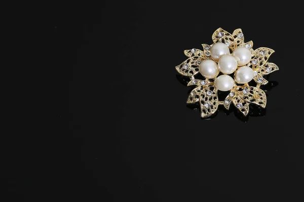 Broche com flores de ouro e pérola — Fotografia de Stock