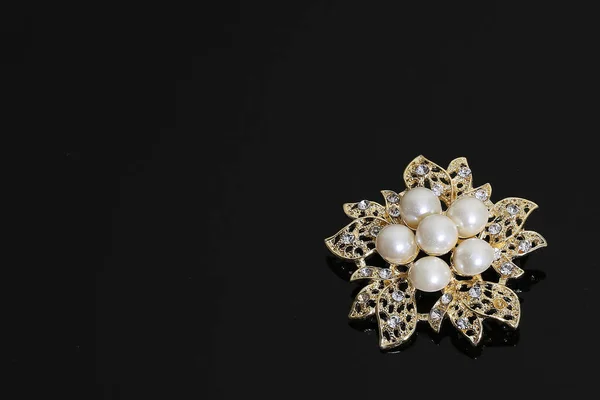 Brooch with gold flowers and pearl — 스톡 사진