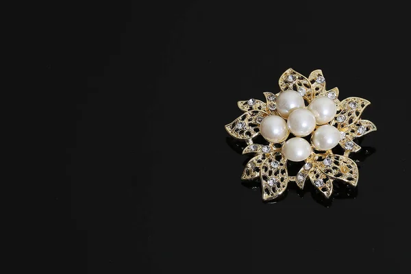 Broche com flores de ouro e pérola — Fotografia de Stock