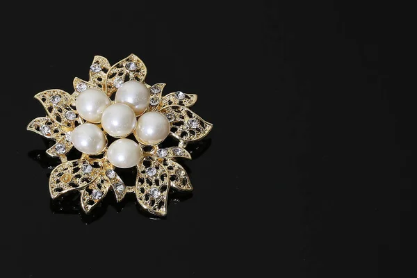 Broche con flores de oro y perla —  Fotos de Stock