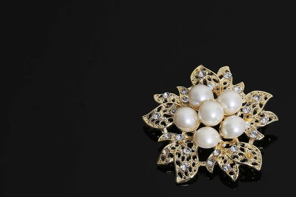 Brooch with gold flowers and pearl — 스톡 사진