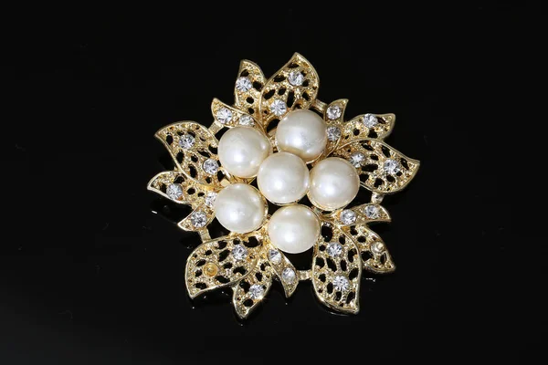 Brooch with gold flowers and pearl — 스톡 사진