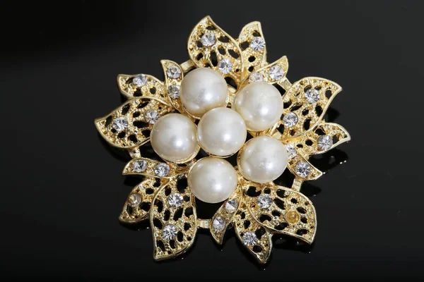 Brooch with gold flowers and pearl — 스톡 사진