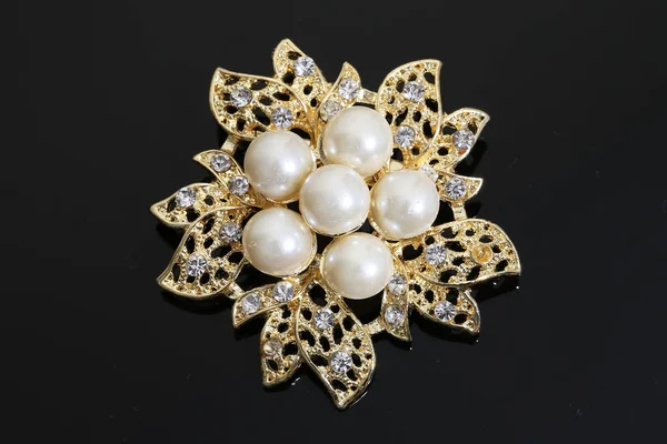 Brooch with gold flowers and pearl — 스톡 사진