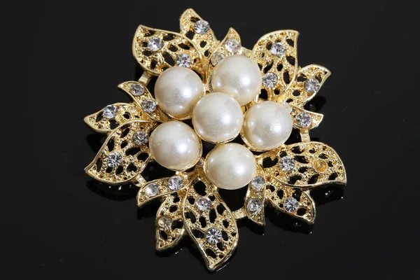 Brooch with gold flowers and pearl — 스톡 사진