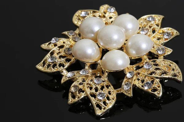 Brooch with gold flowers and pearl — 스톡 사진