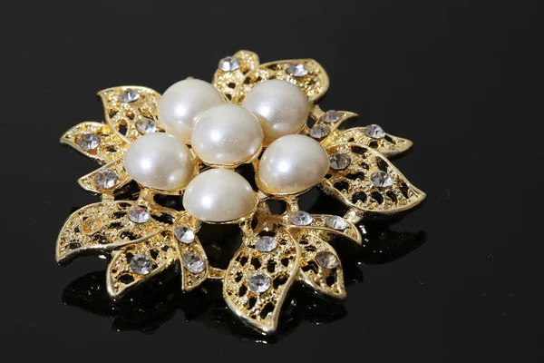 Broche con flores de oro y perla — Foto de Stock