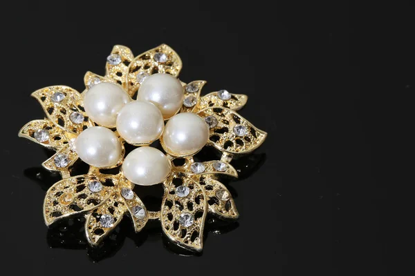 Brooch with gold flowers and pearl — Stock Photo, Image