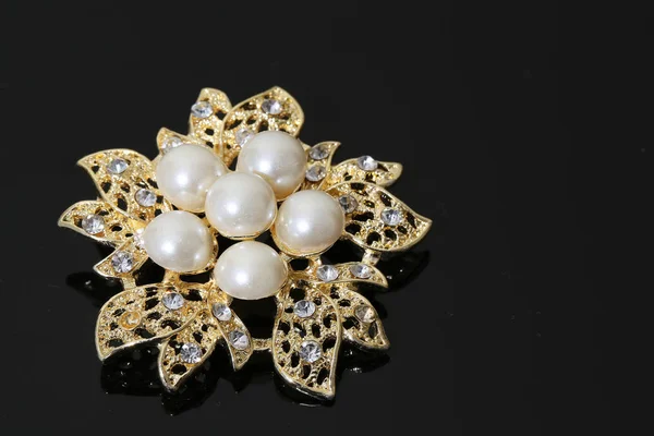 Broche aux fleurs dorées et perle — Photo