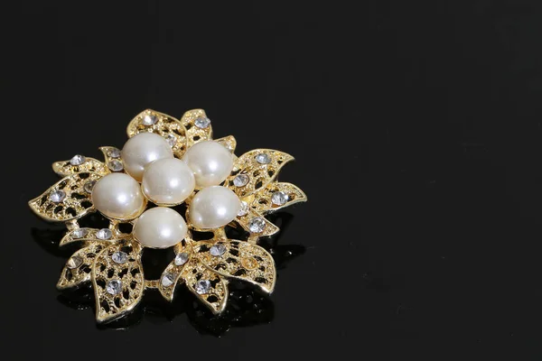 Brooch with gold flowers and pearl — 스톡 사진