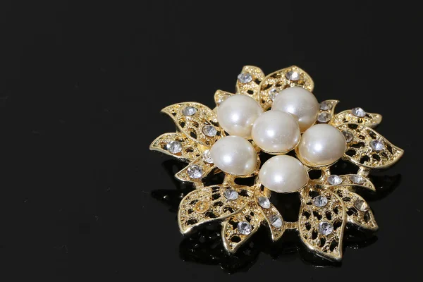 Brooch with gold flowers and pearl — ストック写真