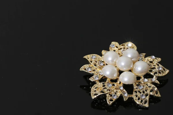 Brooch with gold flowers and pearl — 스톡 사진