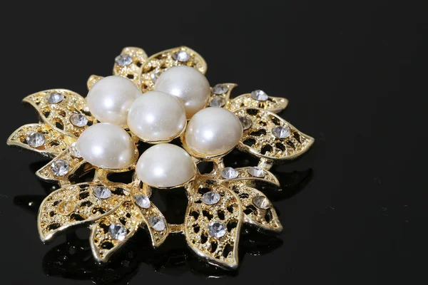 Brooch with gold flowers and pearl — 스톡 사진