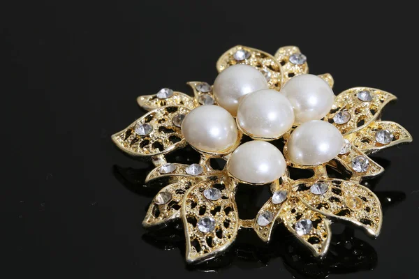 Brooch with gold flowers and pearl — ストック写真