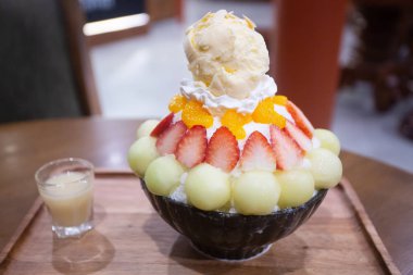 Sütlü Bingsu ve vanilyalı dondurmayla karışık meyve.