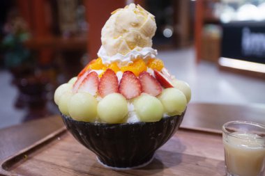 Sütlü Bingsu ve vanilyalı dondurmayla karışık meyve.