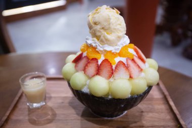 Sütlü Bingsu ve vanilyalı dondurmayla karışık meyve.