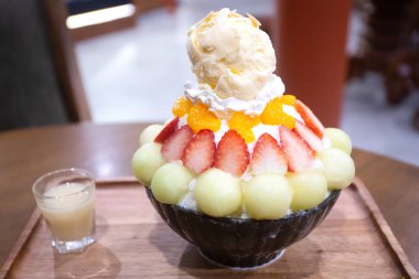 Sütlü Bingsu ve vanilyalı dondurmayla karışık meyve.