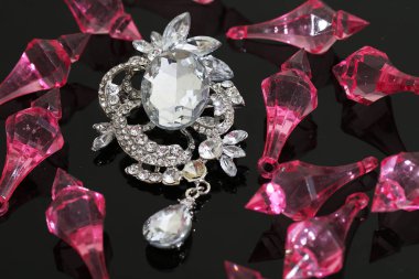 Gümüş çiçekli ve mücevherli bir broş.