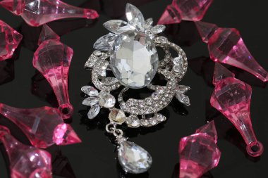 Gümüş çiçekli ve mücevherli bir broş.