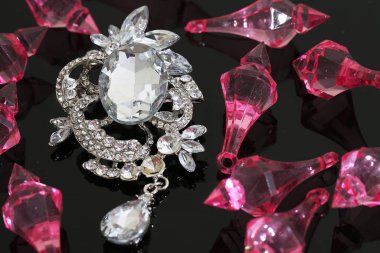 Gümüş çiçekli ve mücevherli bir broş.