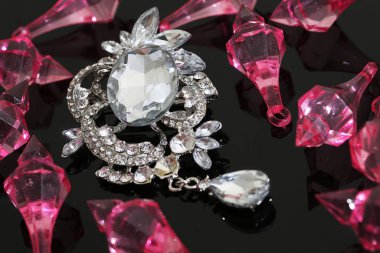 Gümüş çiçekli ve mücevherli bir broş.