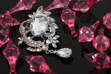 Gümüş çiçekli ve mücevherli bir broş.