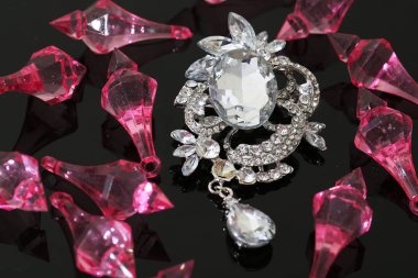 Gümüş çiçekli ve mücevherli bir broş.