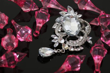 Gümüş çiçekli ve mücevherli bir broş.