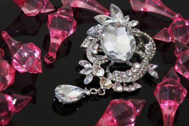 Gümüş çiçekli ve mücevherli bir broş.