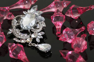 Gümüş çiçekli ve mücevherli bir broş.