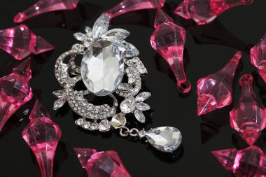 Gümüş çiçekli ve mücevherli bir broş.