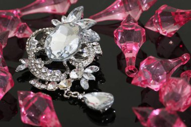 Gümüş çiçekli ve mücevherli bir broş.