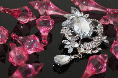 Gümüş çiçekli ve mücevherli bir broş.