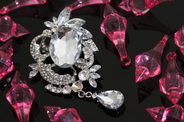 Gümüş çiçekli ve mücevherli bir broş.